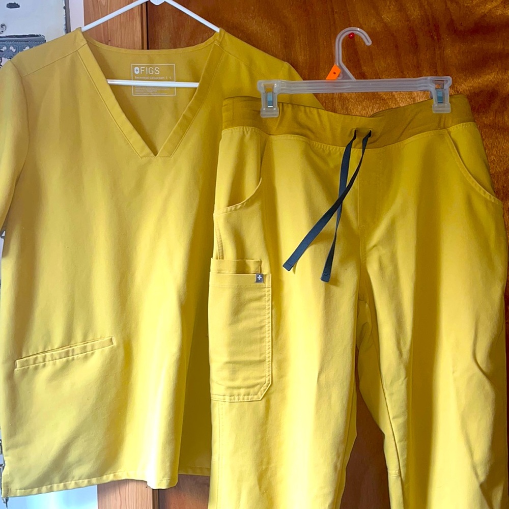 FIGS light gold scrubs